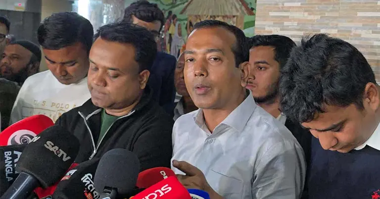 সাংবাদিকদের সঙ্গে কথা বলেছেন ছাত্রদল সভাপতি রাকিবুল ইসলাম রাকিব